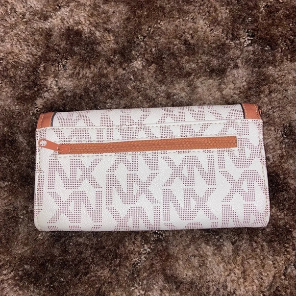 NWOT Chic Wallet - Picture 6 of 7